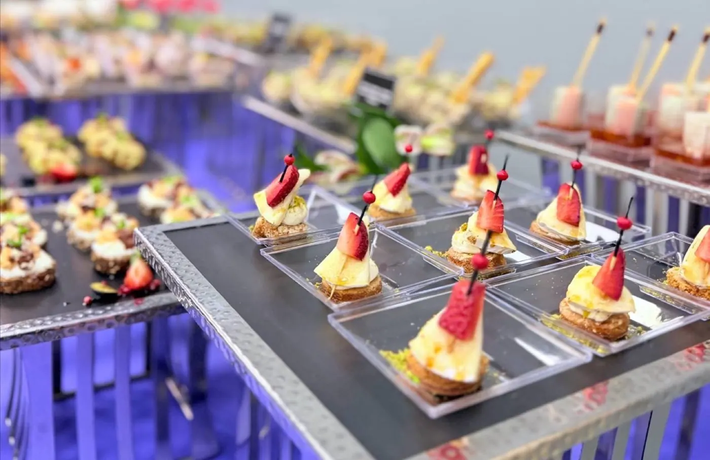 Фуршет Diamond Catering: канапе на подставках