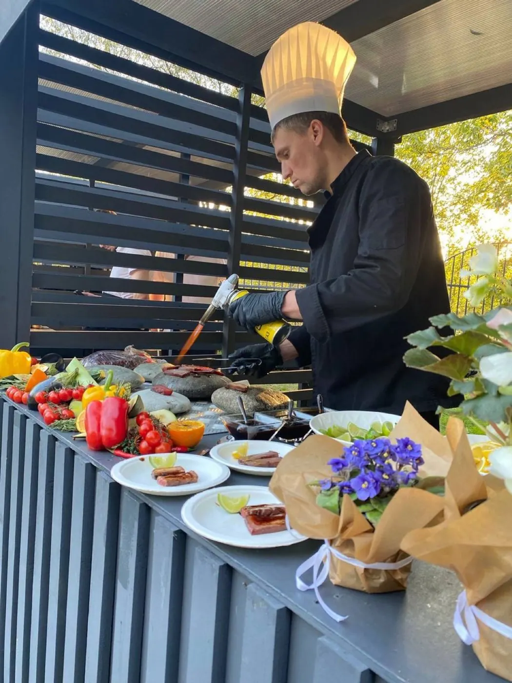 Шеф-повар готовит на гриле — летний кейтеринг Diamond Catering