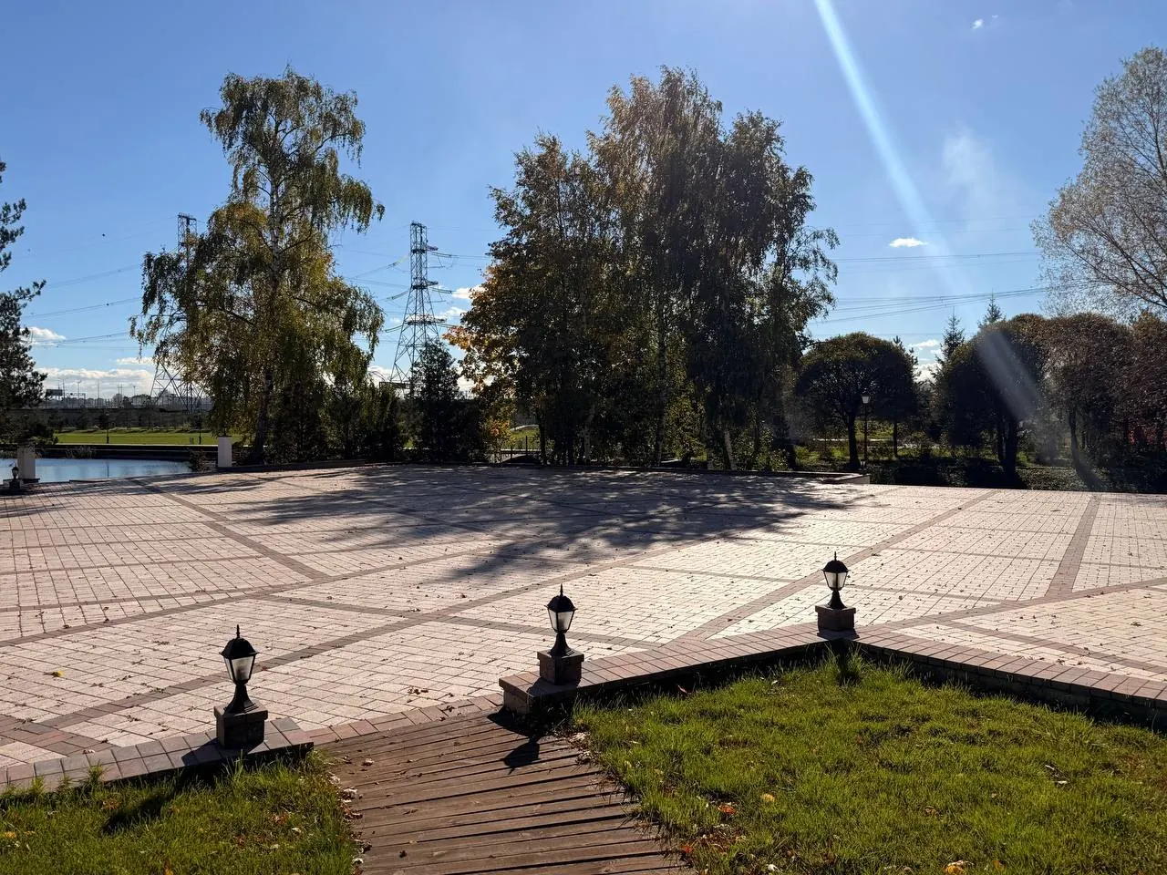 Площадь у воды на территории Граней